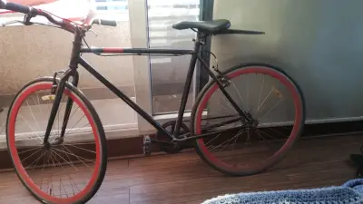Bicicleta de paseo negra y roja - miniatura 1
