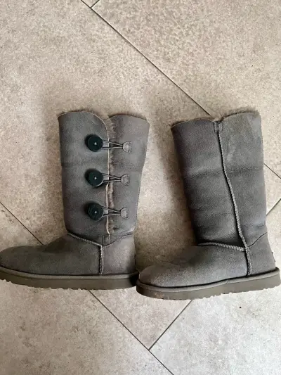 Botas UGG grises con botones - miniatura 1