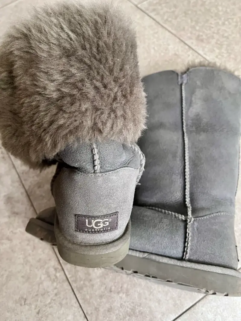 Botas UGG grises con botones - 2