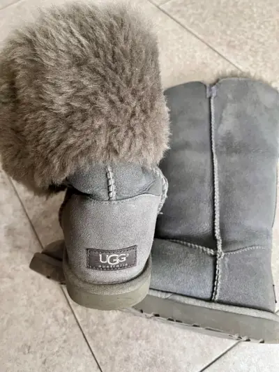 Botas UGG grises con botones - miniatura 2