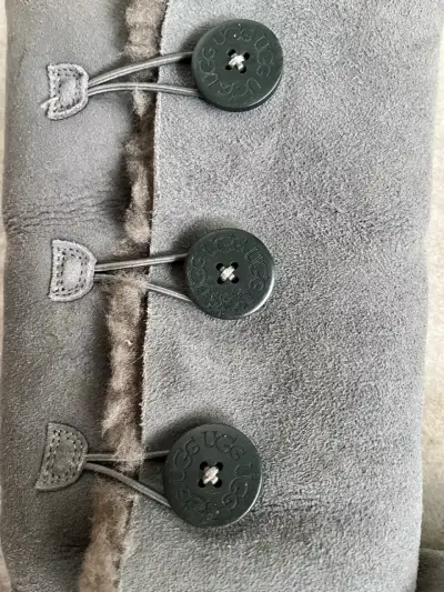 Botas UGG grises con botones - miniatura 3