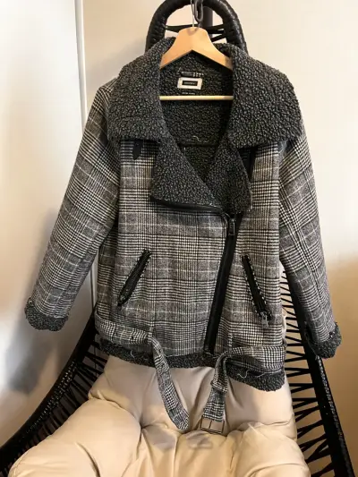 Chaqueta gris con cuello de lana - miniatura 1