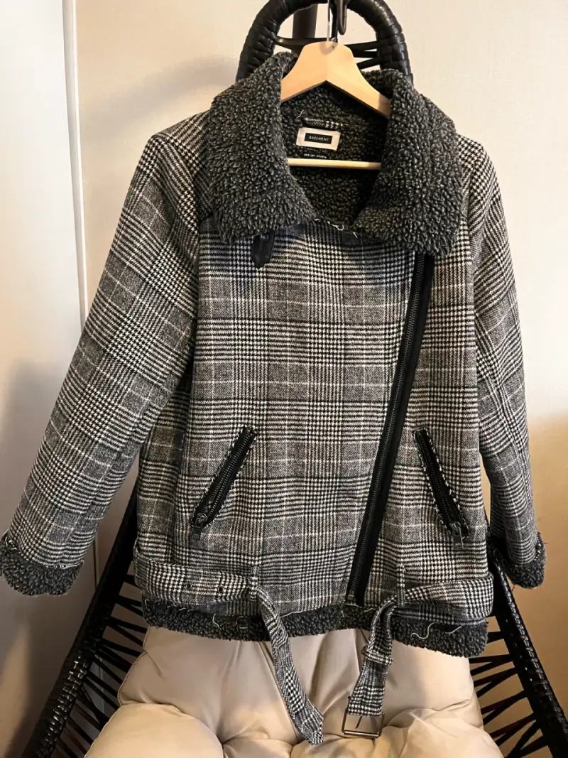Chaqueta gris con cuello de lana - 2