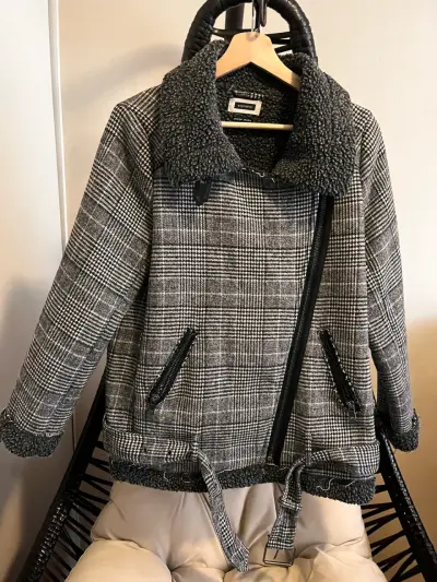 Chaqueta gris con cuello de lana - miniatura 2