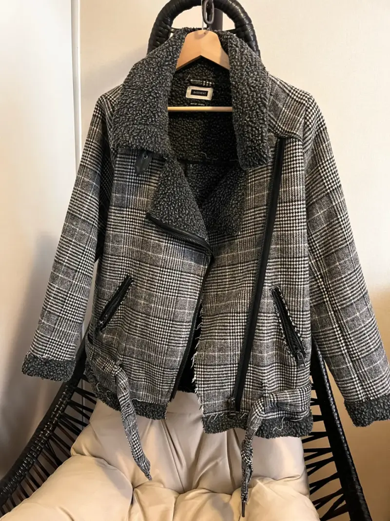 Chaqueta gris con cuello de lana - 3