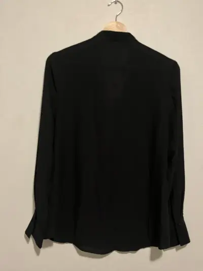 Blusa negra manga larga - miniatura 2