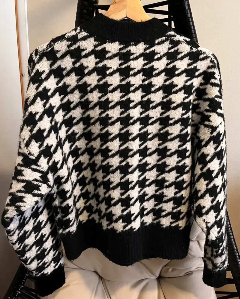 Suéter blanco y negro elegante - 2