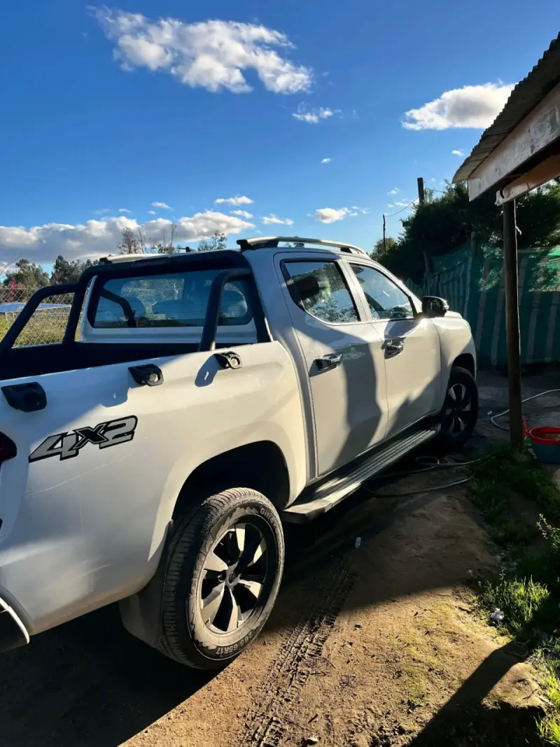 Camioneta 4x2 blanca - 1