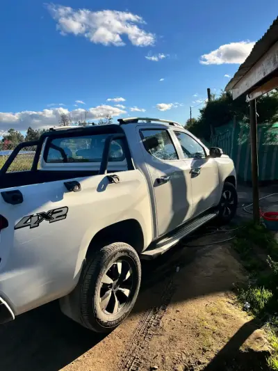 Camioneta 4x2 blanca - miniatura 1