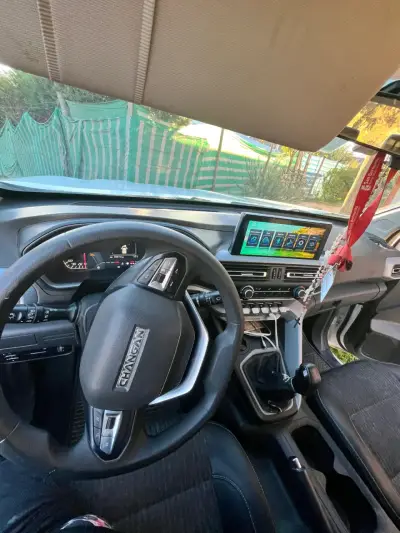 Camioneta 4x2 blanca - miniatura 4