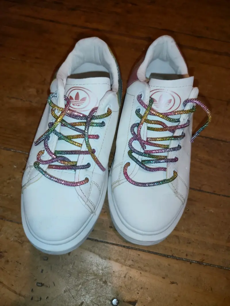 Zapatillas blancas con cordones de colores - 1