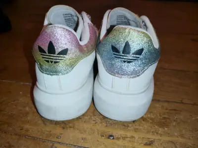 Zapatillas blancas con cordones de colores - miniatura 2