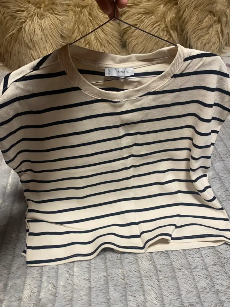 Polera a rayas blancas y negras