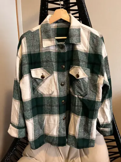 Sobrecamisa  de franela a cuadros verdes y blancos - miniatura 1