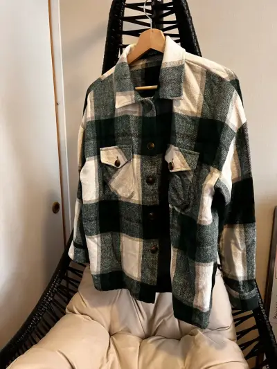 Sobrecamisa  de franela a cuadros verdes y blancos - miniatura 2