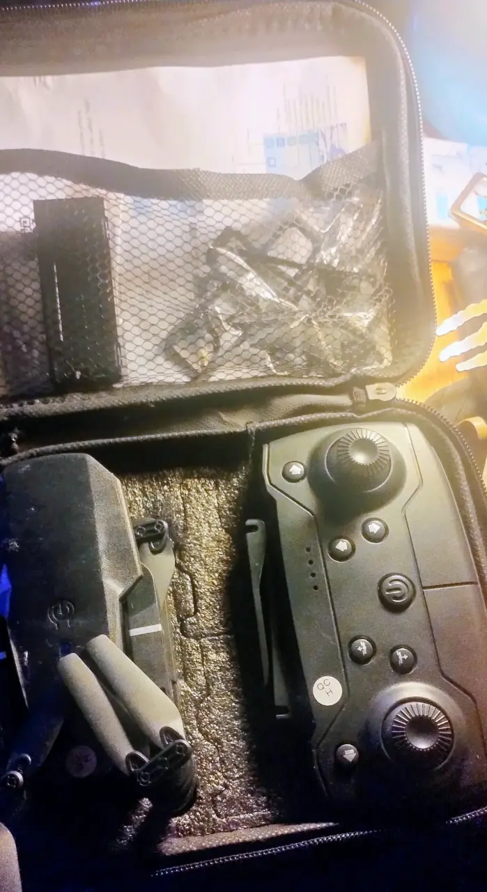 Dron con control remoto y estuche - 1