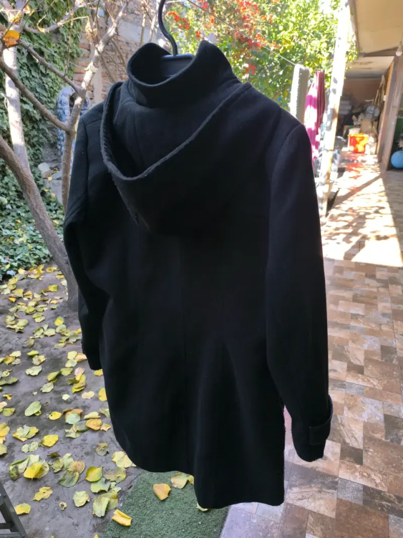 Abrigo negro con capucha - 1