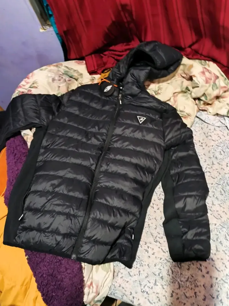 Chaqueta acolchada negra con capucha - 1