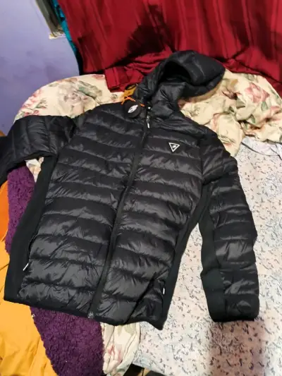 Chaqueta acolchada negra con capucha - miniatura 1