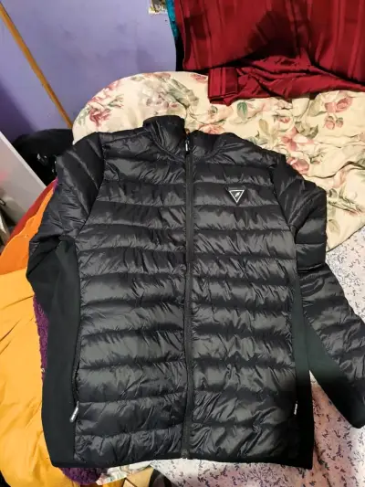 Chaqueta acolchada negra con capucha - miniatura 2