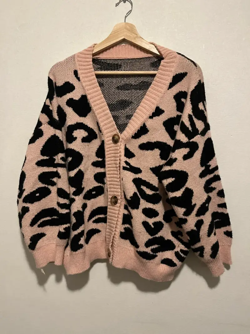 Cárdigan rosado con diseño animal print