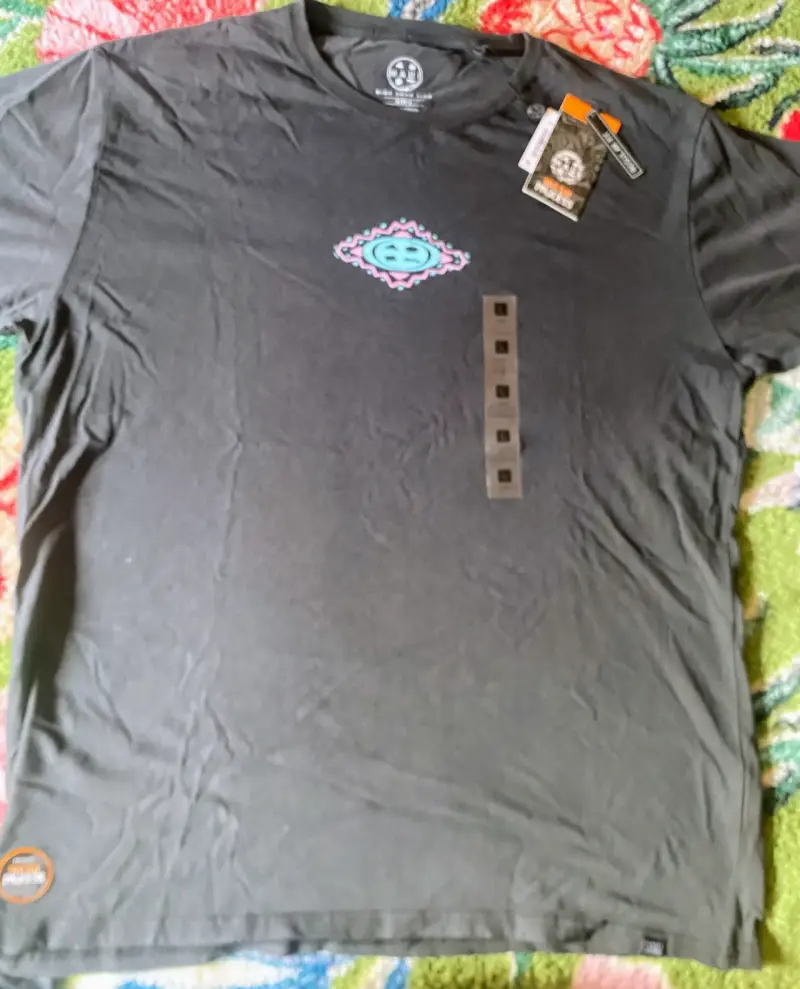 Polera negra con diseño tribal - 1