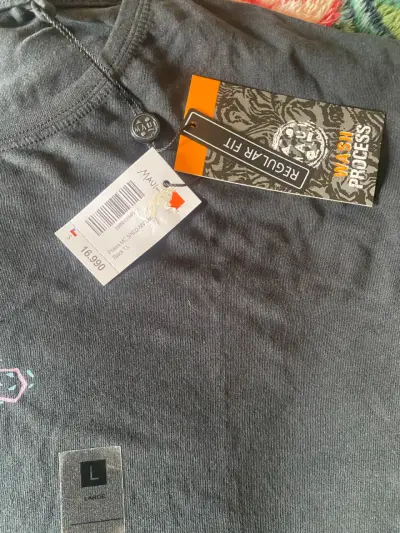 Polera negra con diseño tribal - miniatura 2