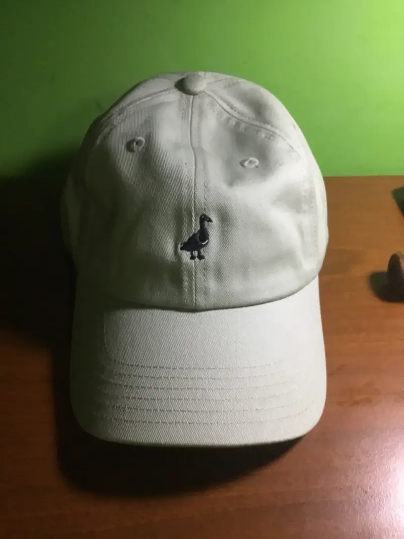 Gorra blanca y gris oscuro con logo bordado - 1