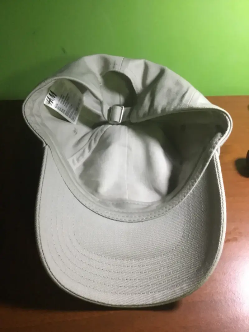 Gorra blanca y gris oscuro con logo bordado - 2