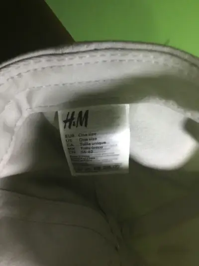 Gorra blanca y gris oscuro con logo bordado - miniatura 3