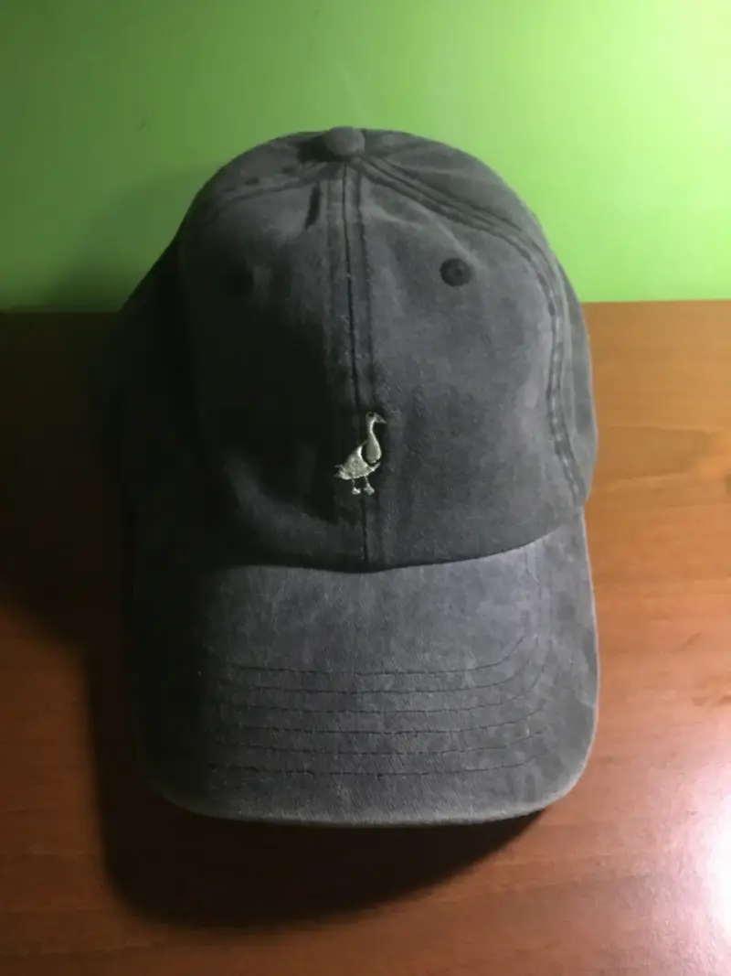 Gorra blanca y gris oscuro con logo bordado - 4