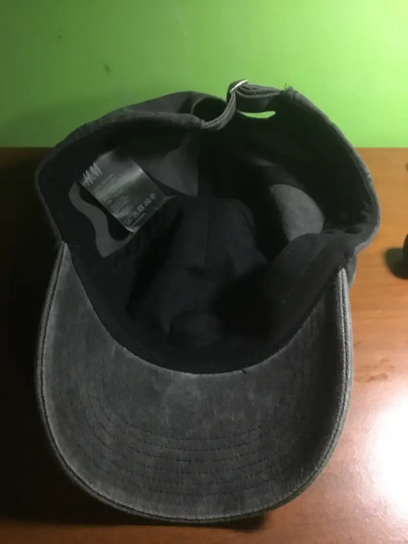 Gorra blanca y gris oscuro con logo bordado - 5