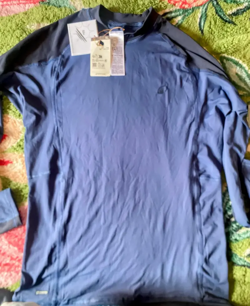 Polera térmica azul con etiquetas - 1