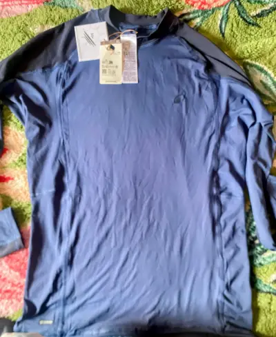 Polera térmica azul con etiquetas - miniatura 1