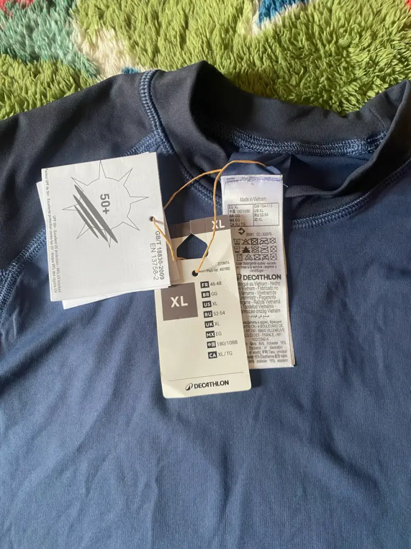 Polera térmica azul con etiquetas - 2