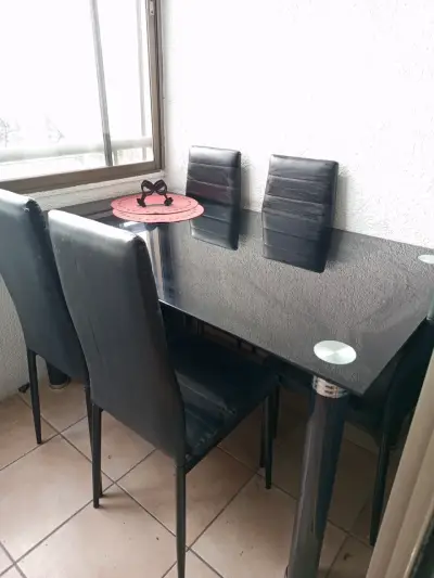 Mesa de vidrio con 4 sillas negras - miniatura 1