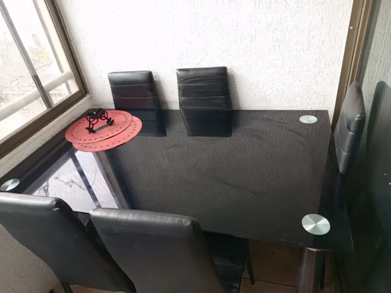 Mesa de vidrio con 4 sillas negras - 2