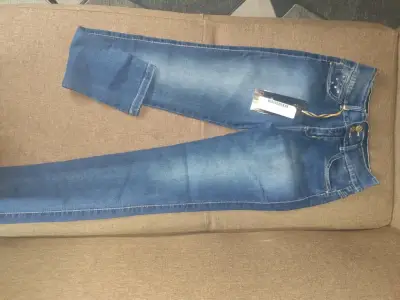 Jeans azul con etiqueta - miniatura 1