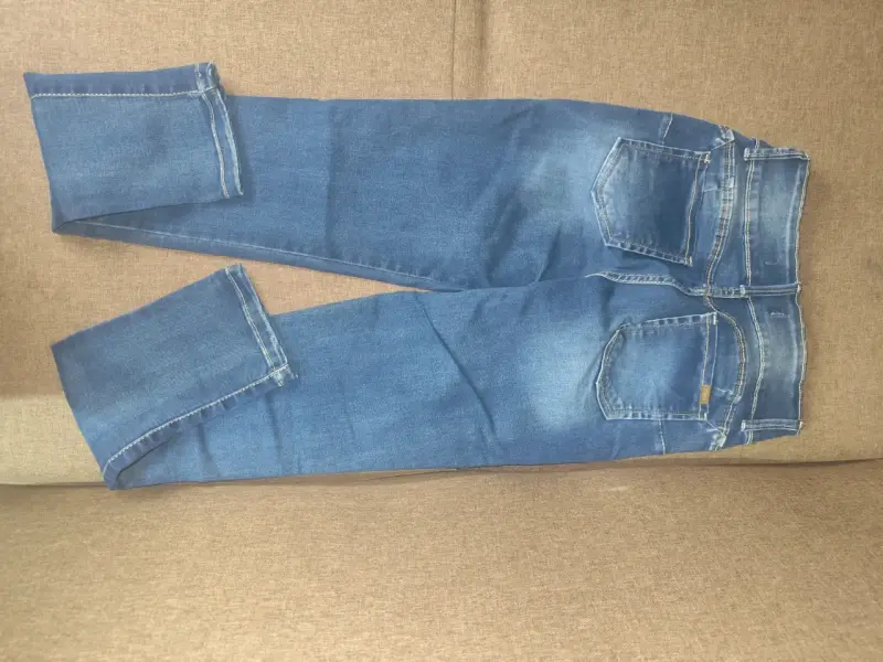 Jeans azul con etiqueta - 2
