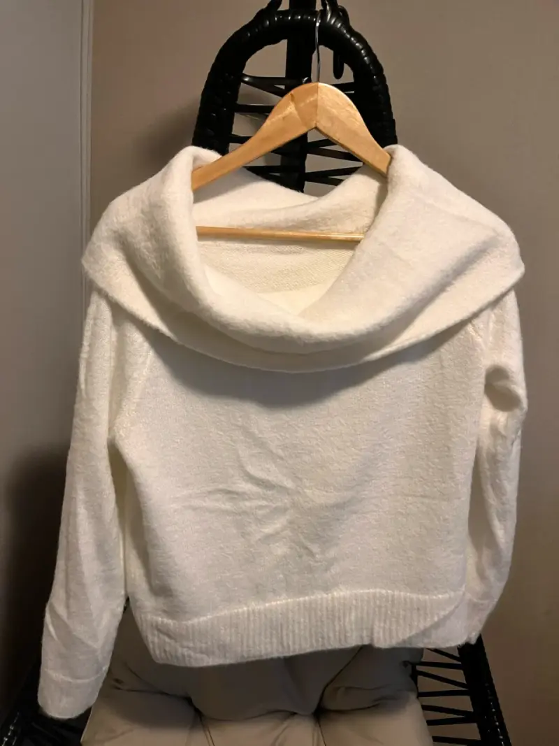 Suéter blanco con cuello grande