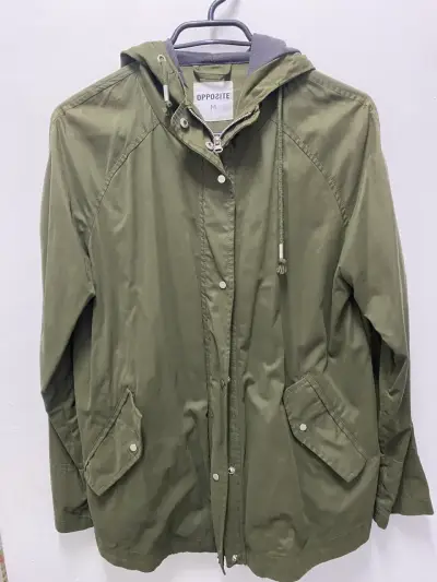 Parka verde con capucha - miniatura 2