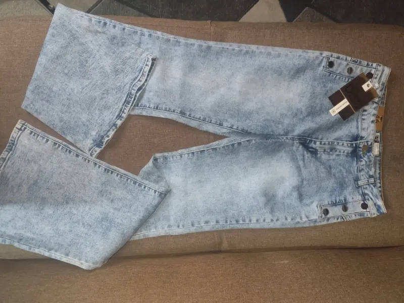 Jeans azul claro con etiqueta - 1