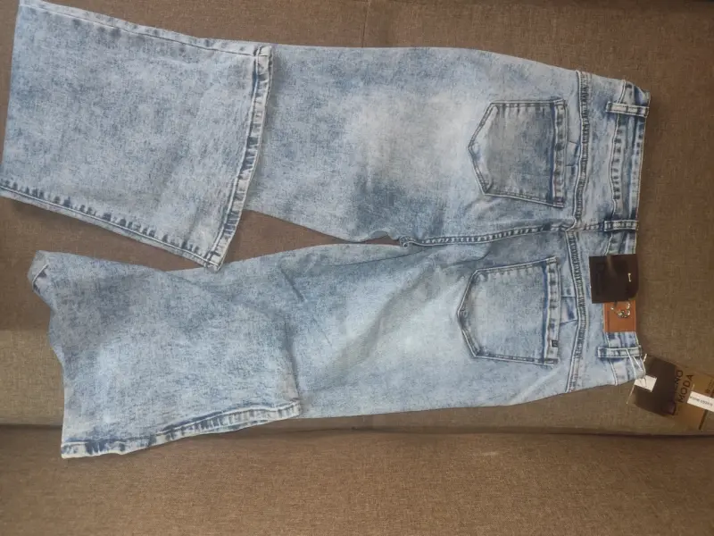 Jeans azul claro con etiqueta - 2