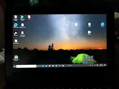 Laptop con pantalla activa - miniatura 1