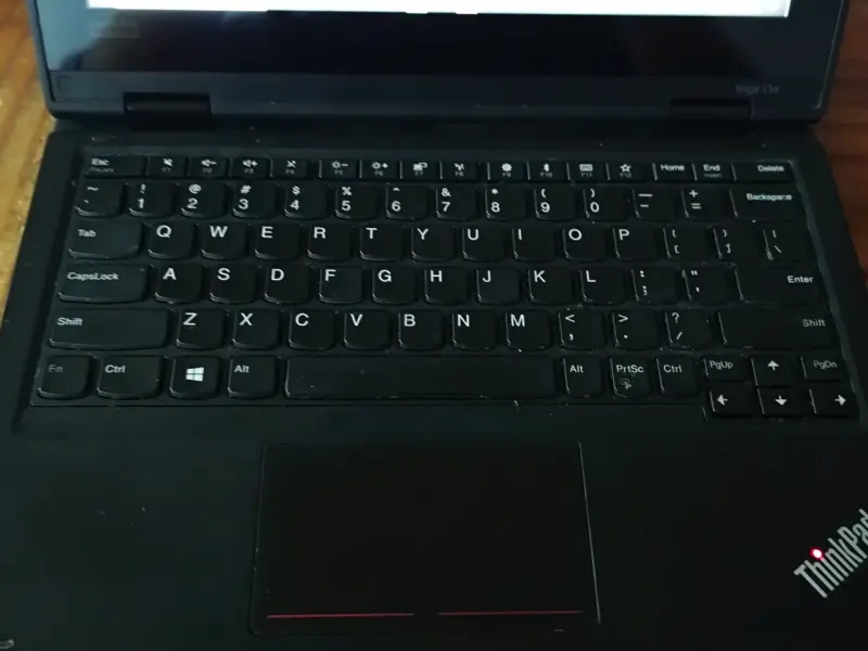 Laptop con pantalla activa - 2