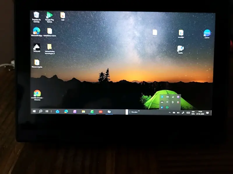 Laptop con pantalla activa - 3