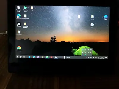 Laptop con pantalla activa - miniatura 3