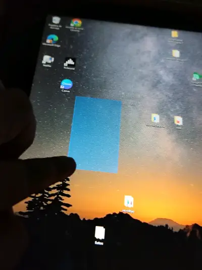 Laptop con pantalla activa - miniatura 4