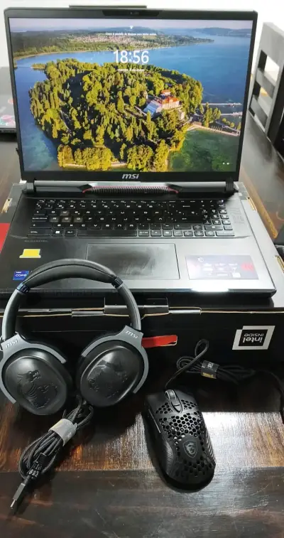 Computador portátil MSI con accesorios - miniatura 1