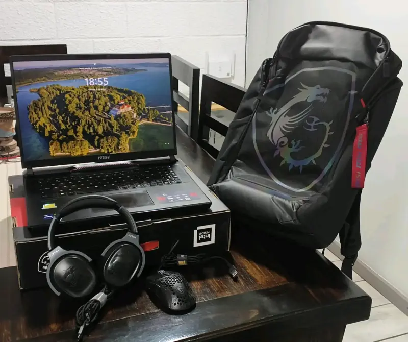 Computador portátil MSI con accesorios - 2
